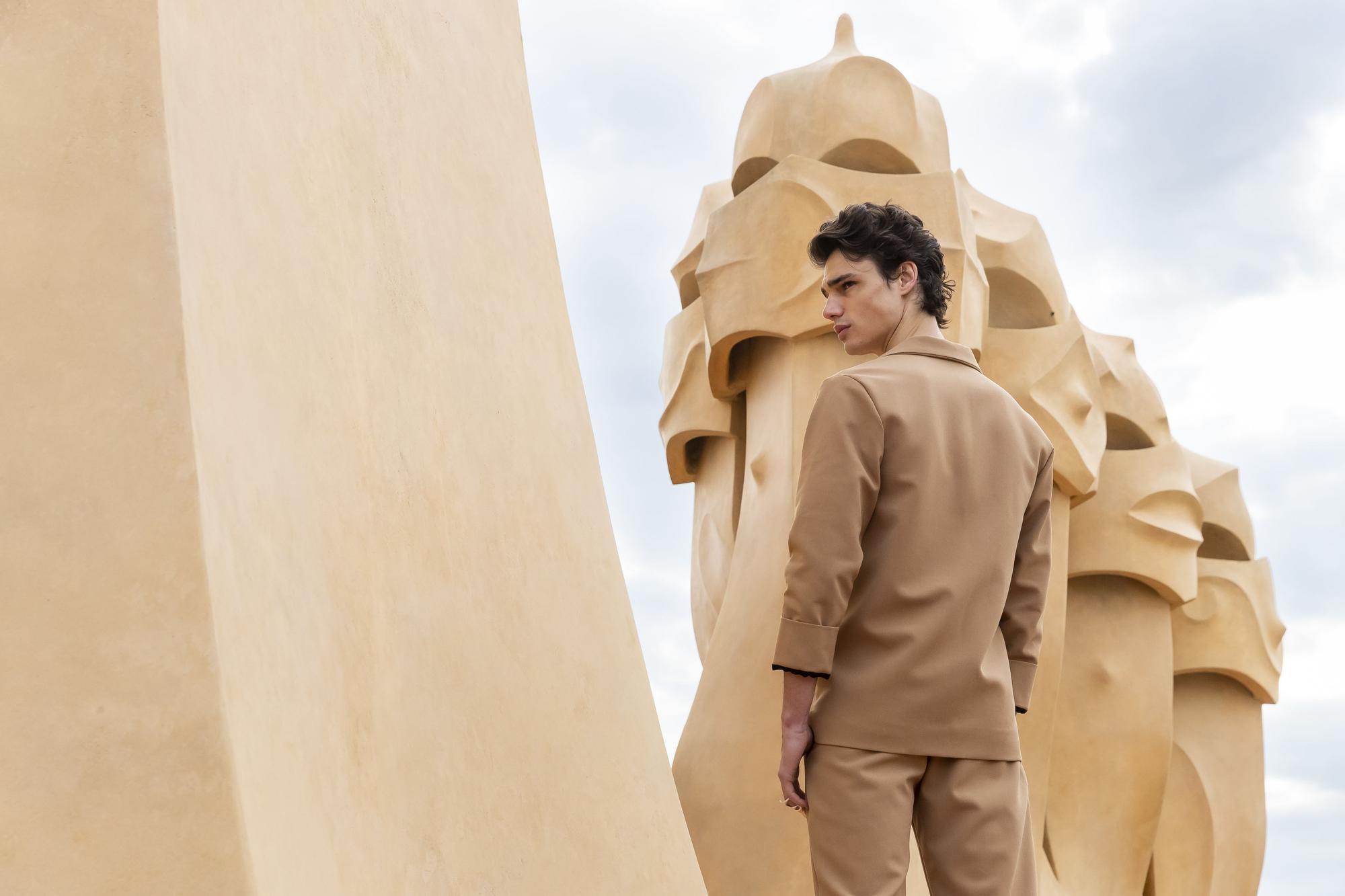 Disseny masculí d'Eñaut al terrat de la Pedrera