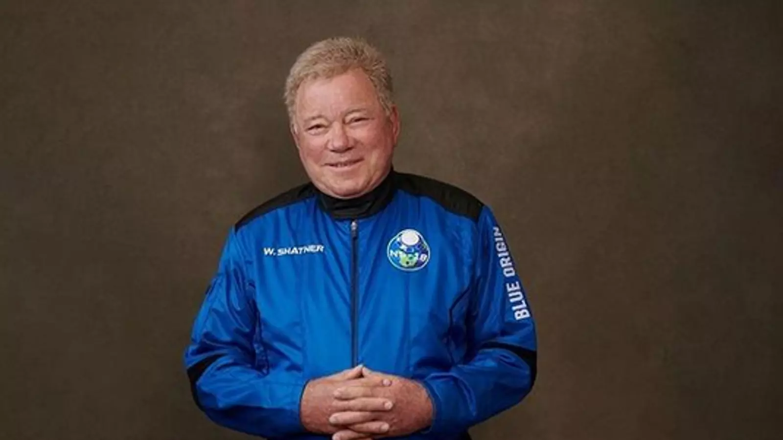 Shatner posant amb la granota espacial que durà per al seu viatge