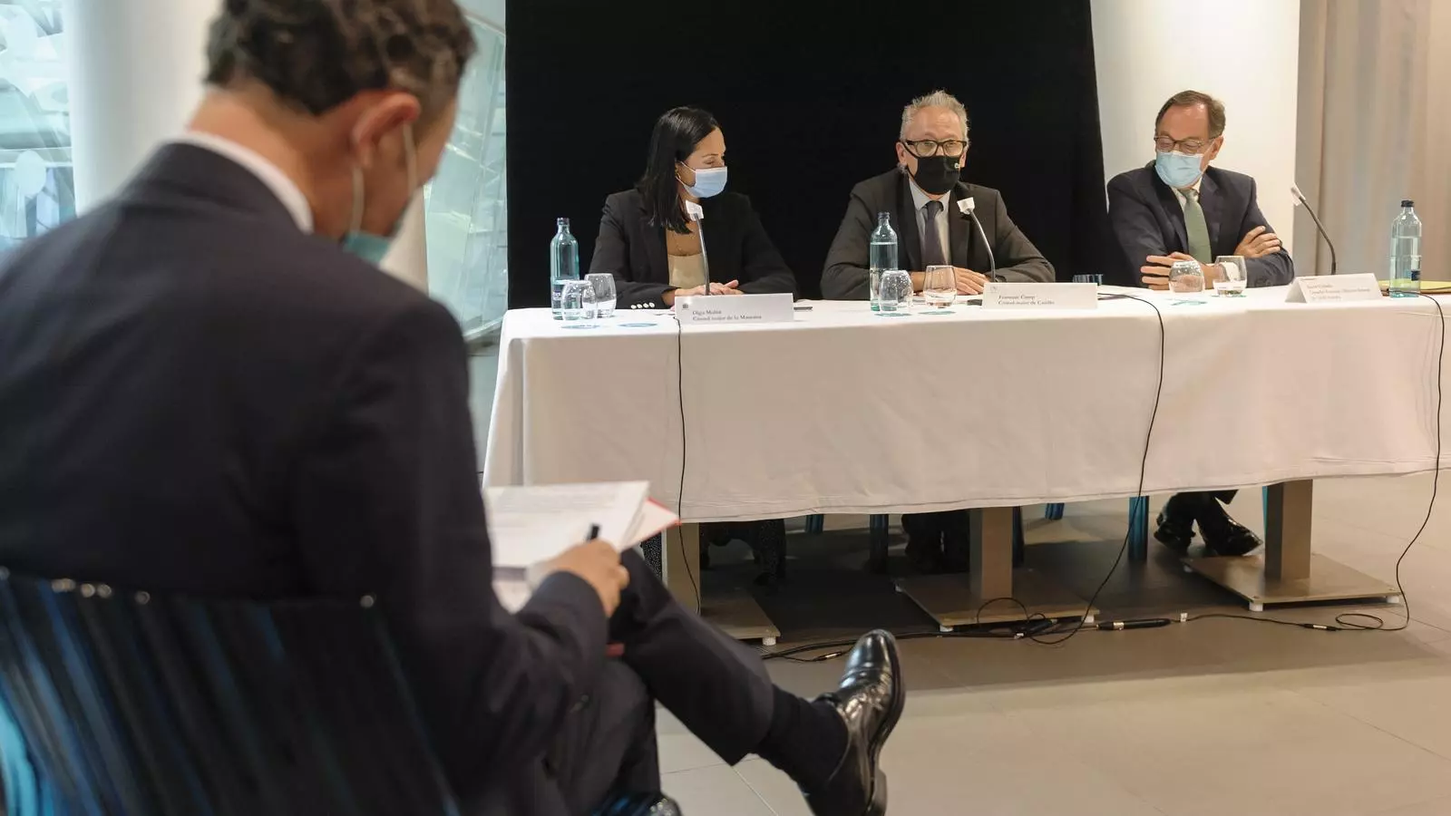 El cònsol major de Canillo, Francesc Camp; la cònsol major de la Massana, Olga Molné, i el conseller executiu i director general de Crèdit Andorrà, Xavier Cornella, durant la roda de premsa, a la que ha assistit també el cap de Govern.