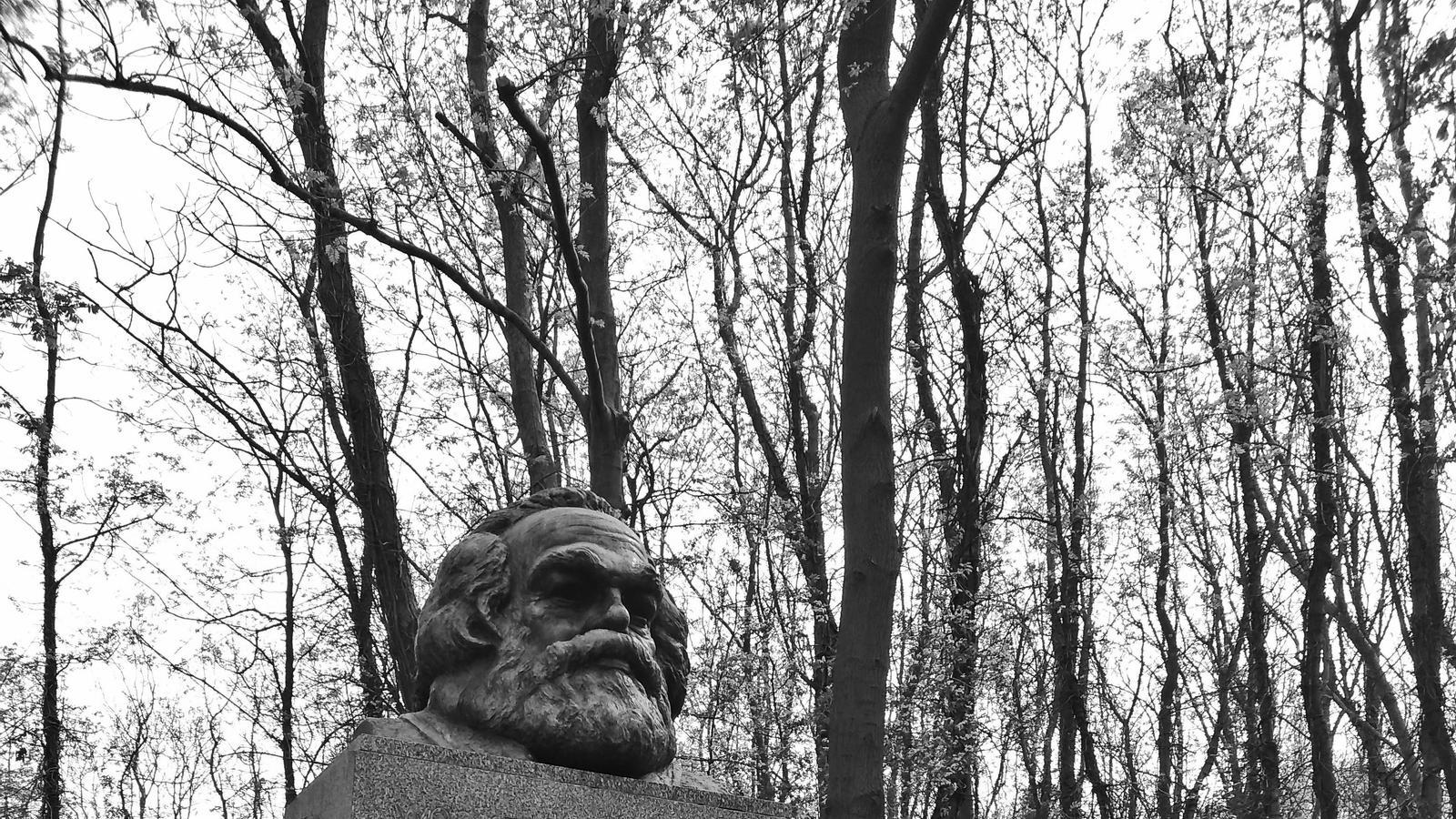 L'autora, durant la visita a la tomba de Karl Marx