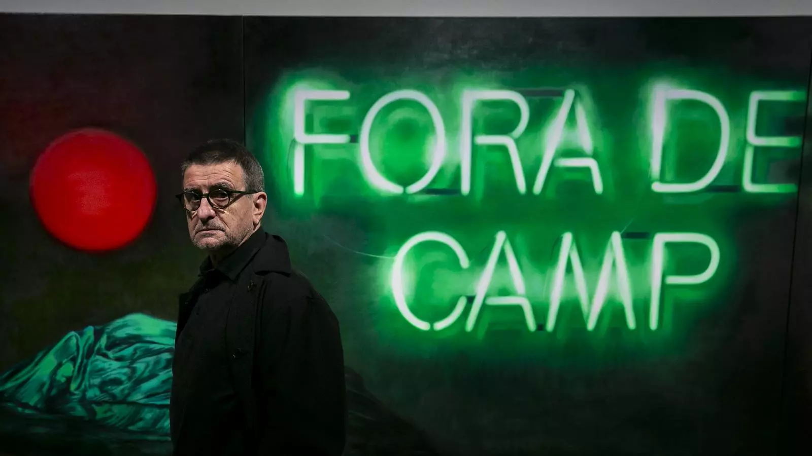 Isidre Manils amb la pintura que dona títol a l'exposició que li dedica el museu Can Framis de la Fundació Vila Casas