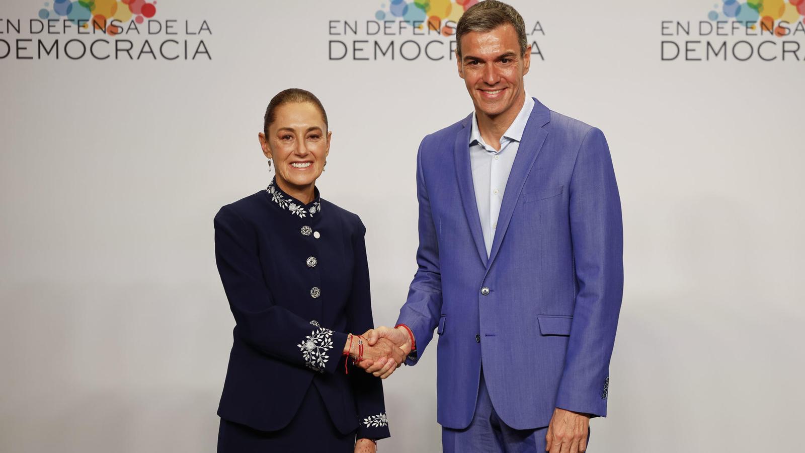 Pedro Sánchez greets Claudia Sheinbaum upon arrival at the IV Summit in Defense of Democracy