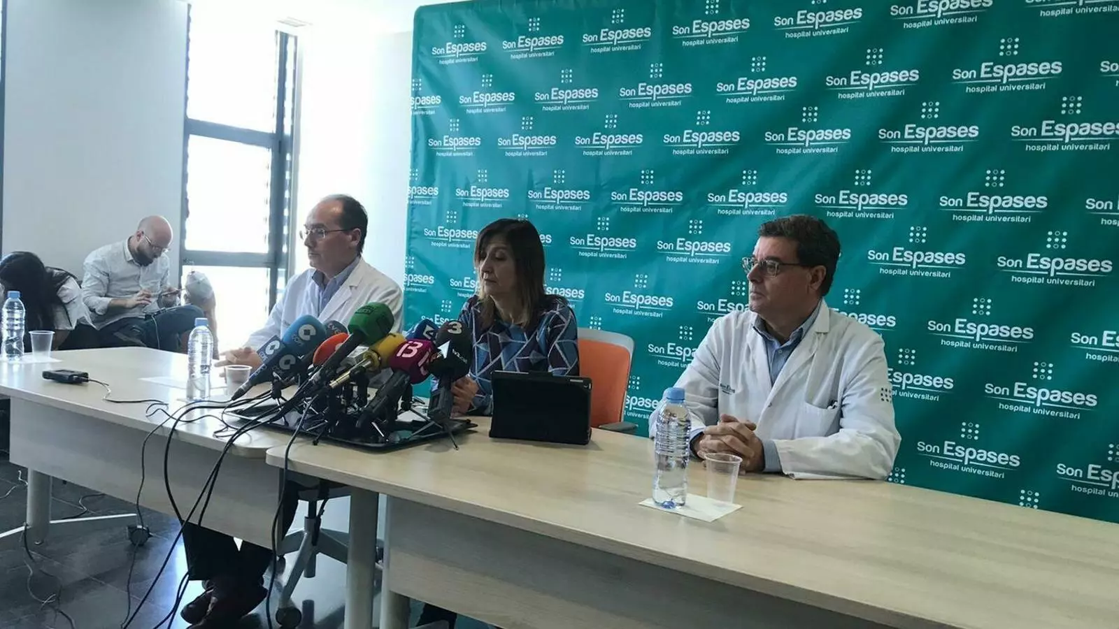 Els metges Javier Murillas i Jordi Reina i la directora general de Salut Pública, Maria Antònia Font.