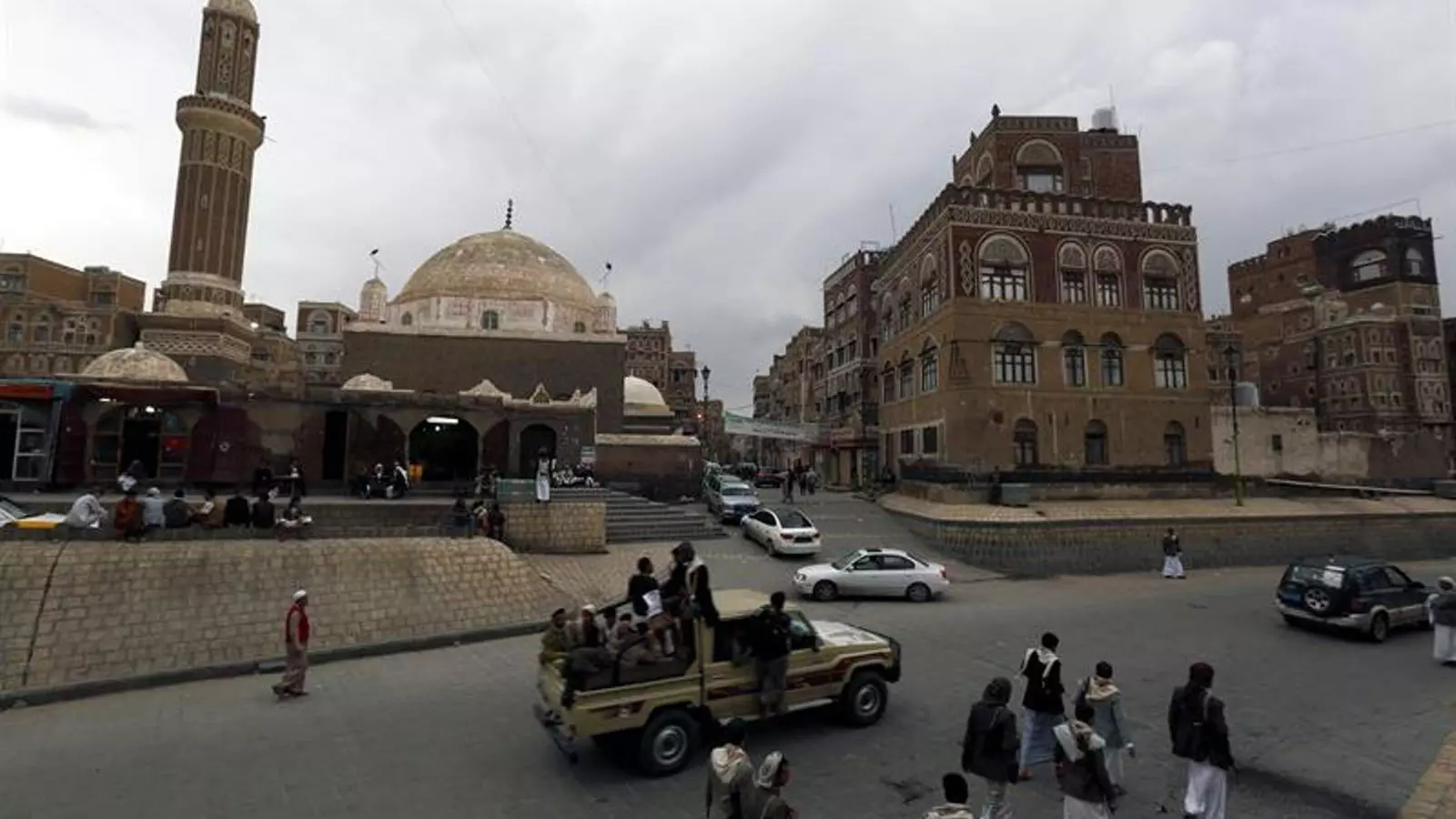 Militars patrullen per Sanà, declarada Patrimoni de la Humanitat per la Unesco i coneguda com la Manhattan del desert. YAHYA ARHAB / EFE