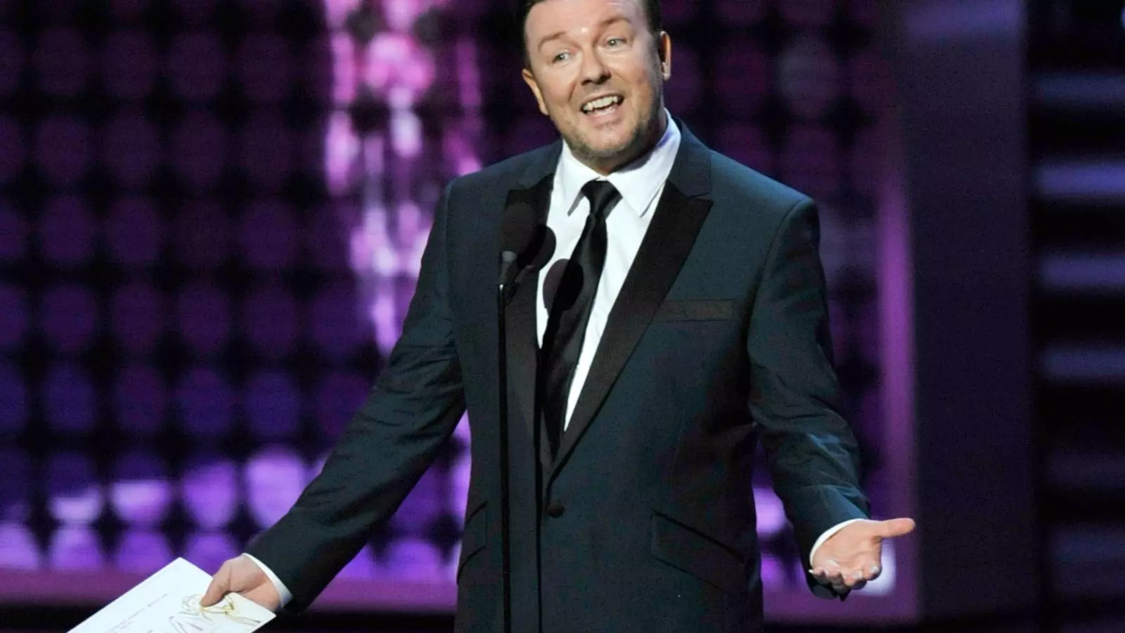 IRREVERÈNCIA I CLASSICISME
Ricky Gervais presentarà els Globus d'Or i Billy Crystal els Oscars. Ironia anglesa o humor americà?