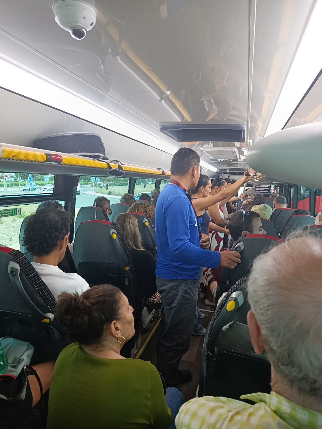 Passatgers drets durant el trajecte de la línia 401 Cala Millor - Palma