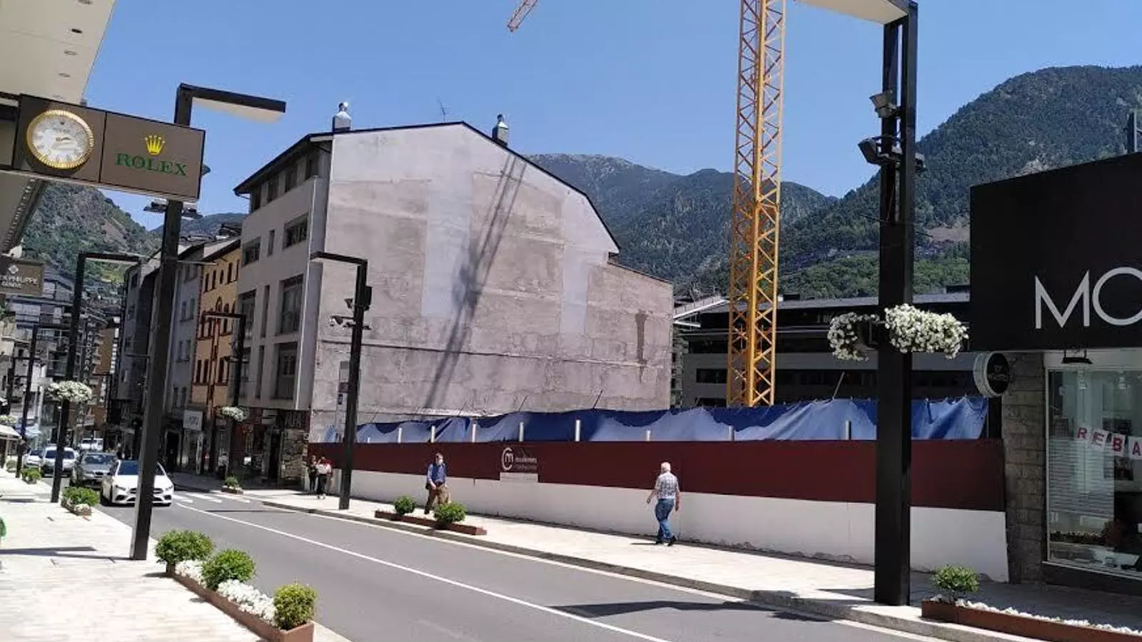L'edifici es projecta en aquest solar, vist des de l'av Meritxell