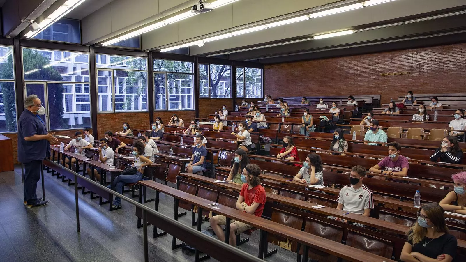 Examen de selectivitat a la facultat d'Economia i Empresa de la UB, celebrada aquest 2020 amb mesures de seguretat excepcionals a causa de la pandèmia del covid-19