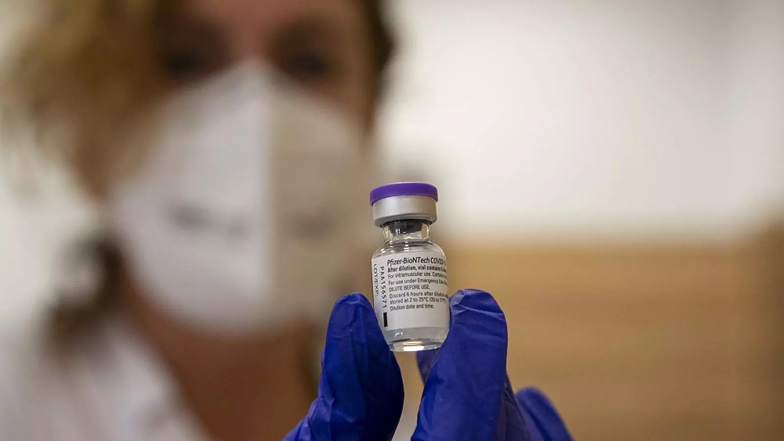 Un flascó de vacuna de Pfizer contra el covid-19, en mans d'una infermera de l'Hospital de Terrassa, el mes passat.