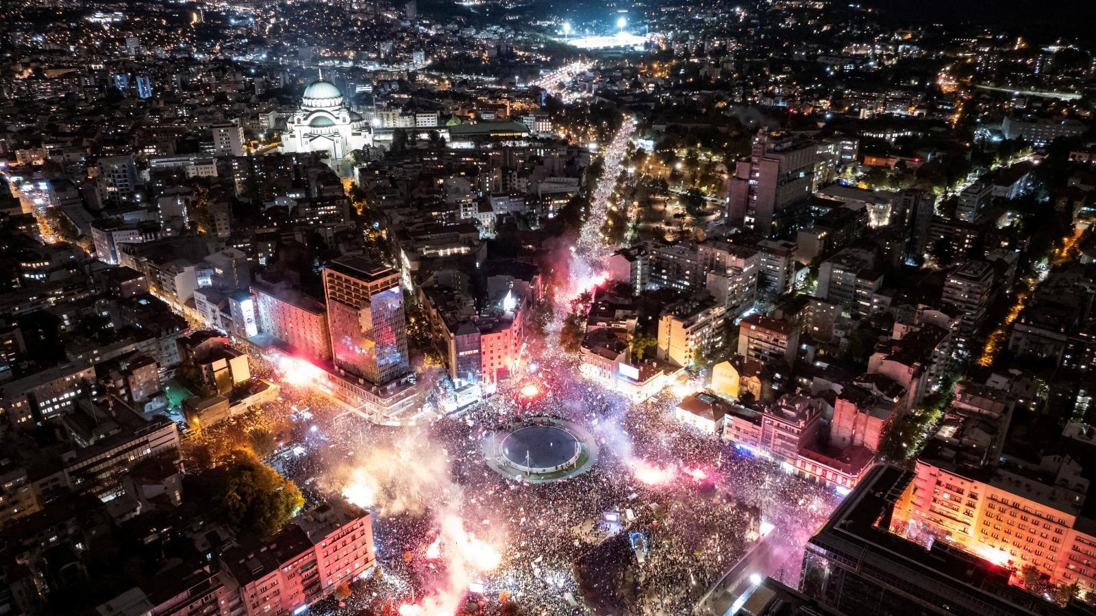 Una imagen aérea de la plaza de Slavija, de Belgrado, durante una de las grandes demostraciones de fuerza de la oposición ante las elecciones del domingo. Al fondo a la izquierda, se reconoce la silueta iluminada del monumental templo de San Sava