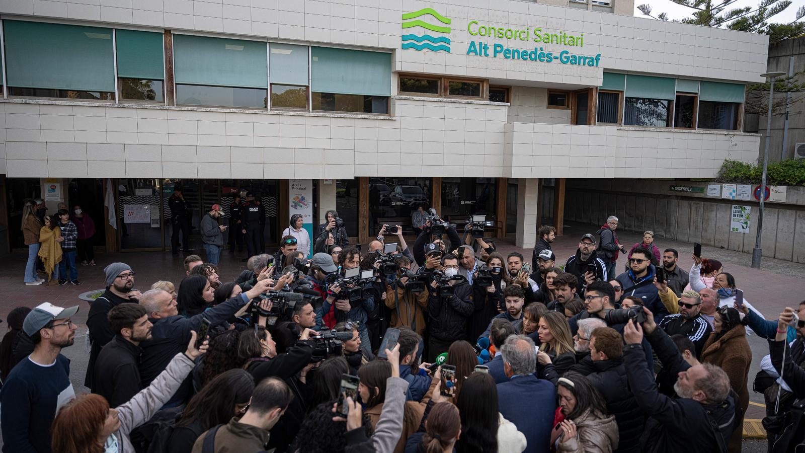 Concentration of Christian Lawyers at the doors of the socio-health center where Noelia Castillo received euthanasia