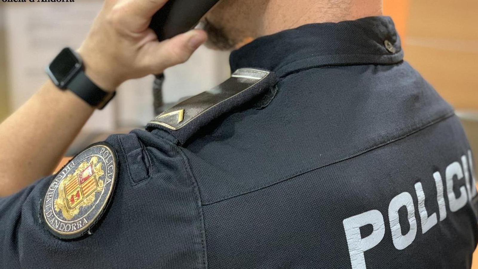Un agent de la policia.