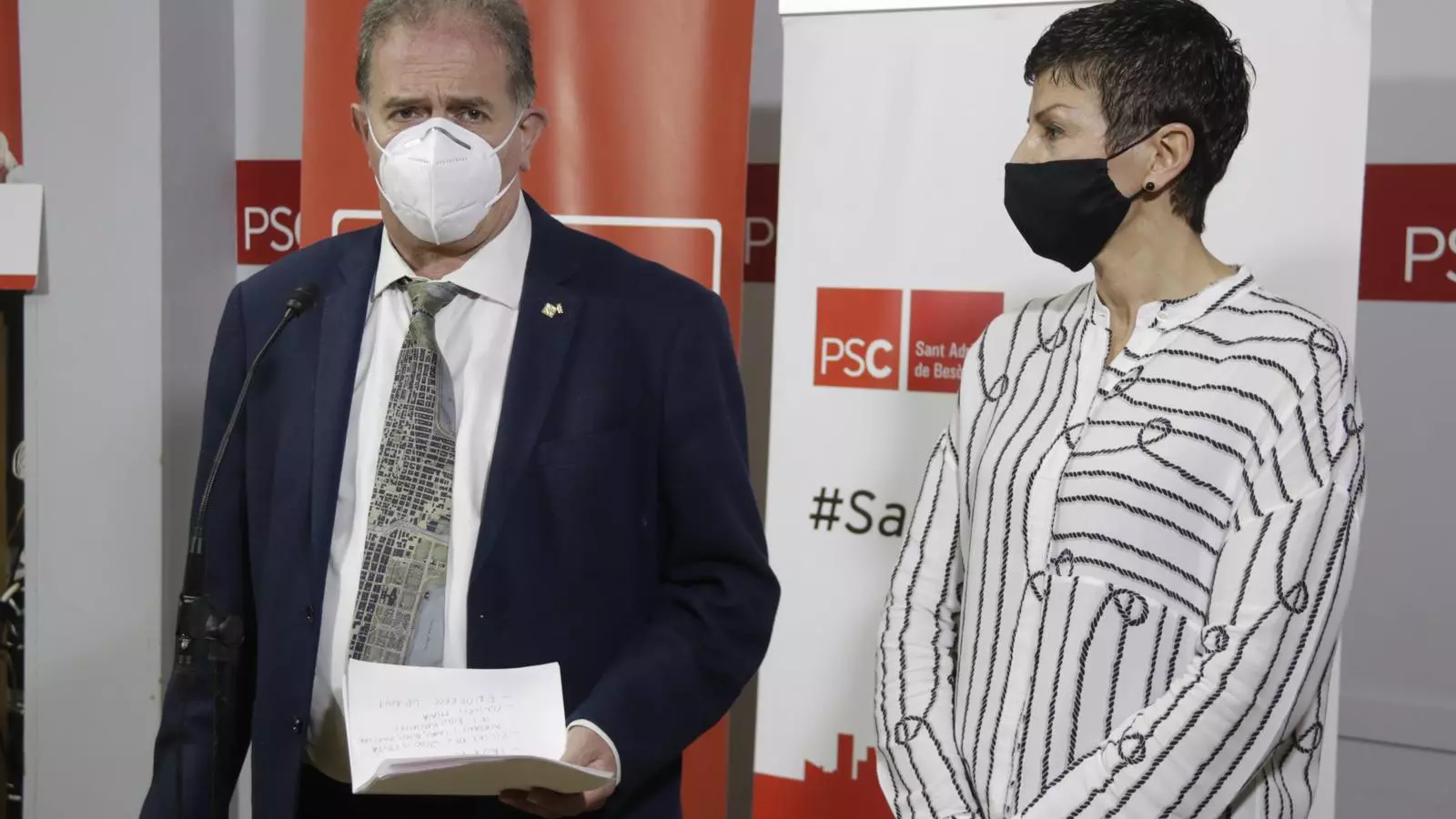 L'alcalde de Sant Adrià de Besòs, Joan Callau, i la primera tinent d'alcalde, Filo Cañete, en roda de premsa per escenificar el relleu a l'alcaldia
