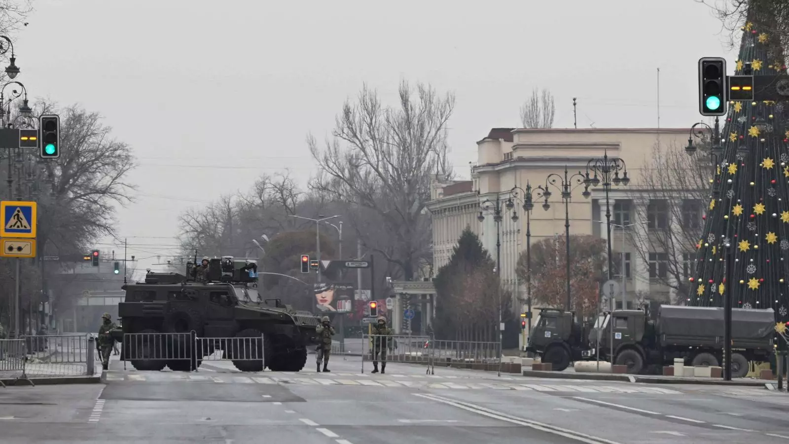 Imatge dels carrers d'Almaty, al Kazakhstan, controlats per l'exèrcit després de les protestes massives de l'ínici de 2022.
