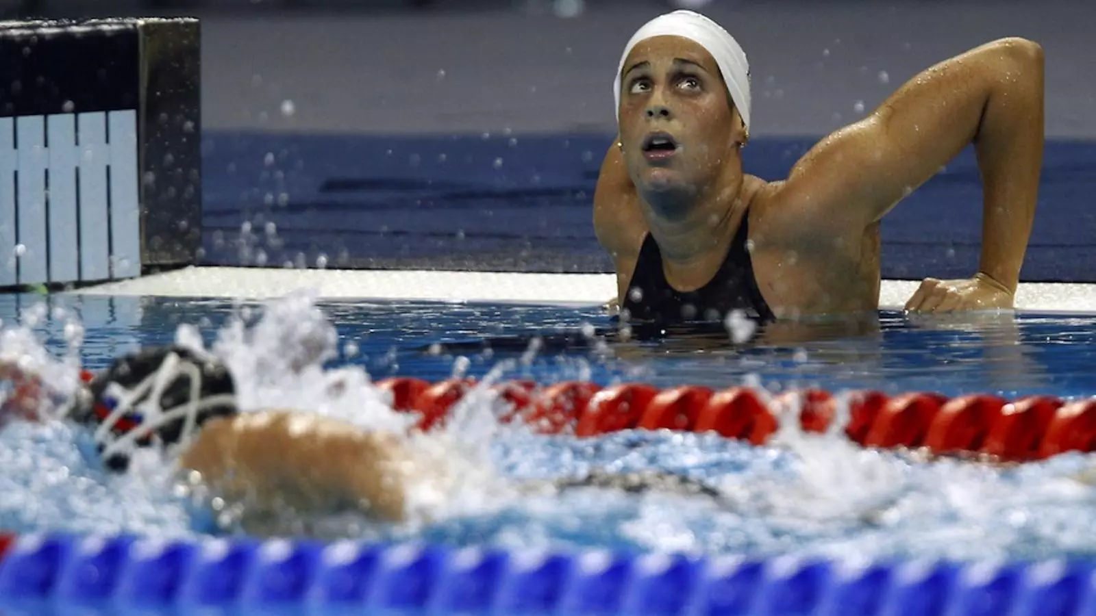 Érika Villaécija mira el panell de temps en la classificatòria de 1.500m estils