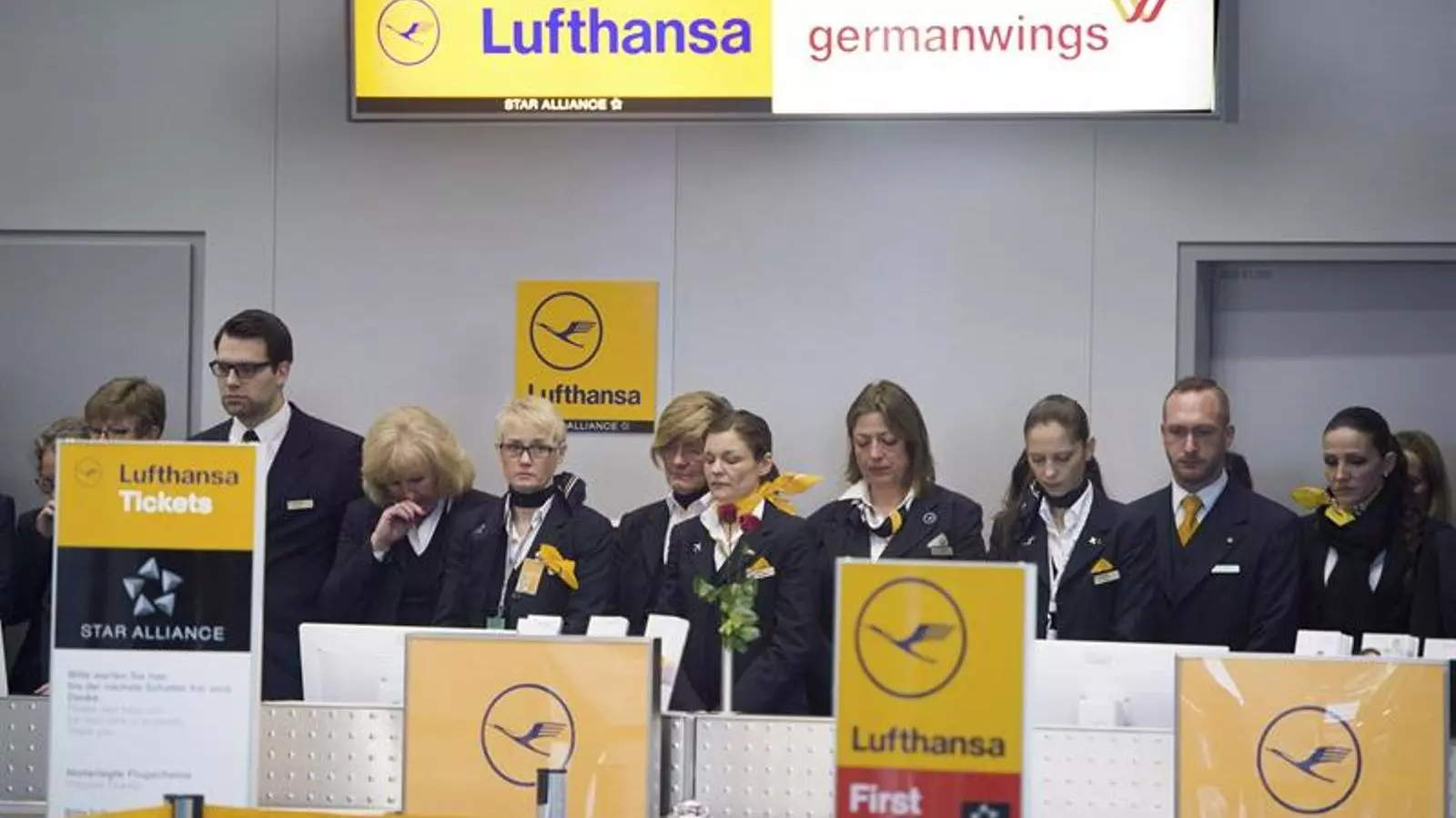 Staff from Lufthansa observe a one minute silence at Düsseldorf's airport / EFE