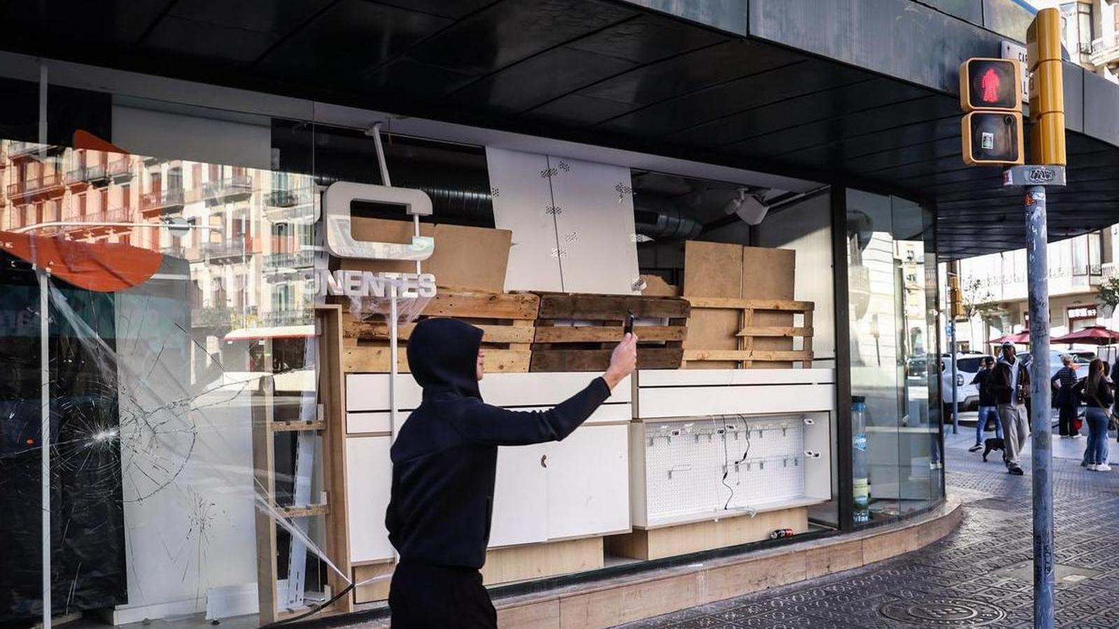 Los destrozos en la tienda electrónica PC Componentes en la calle Balmes con Ronda Universidad, ayer por la mañana.