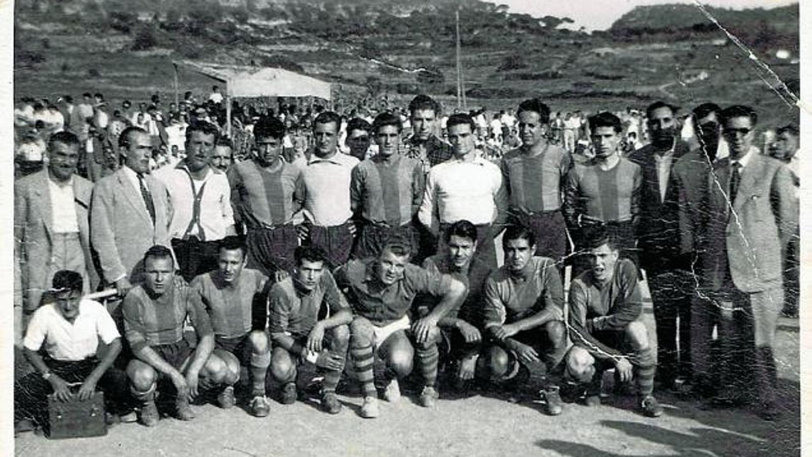 PLENAMENT INTEGRAT EN EL PAÍS
 Kubala, amb la samarreta de la Monistrolenca -a la foto petita- i posant al costat dels jugadors del Sallent durant un amistós jugat a Monistrol de Calders el 1956. Kubala passava temporades a Monistrol, on s'havia recuperat d'una tuberculosi anys abans.