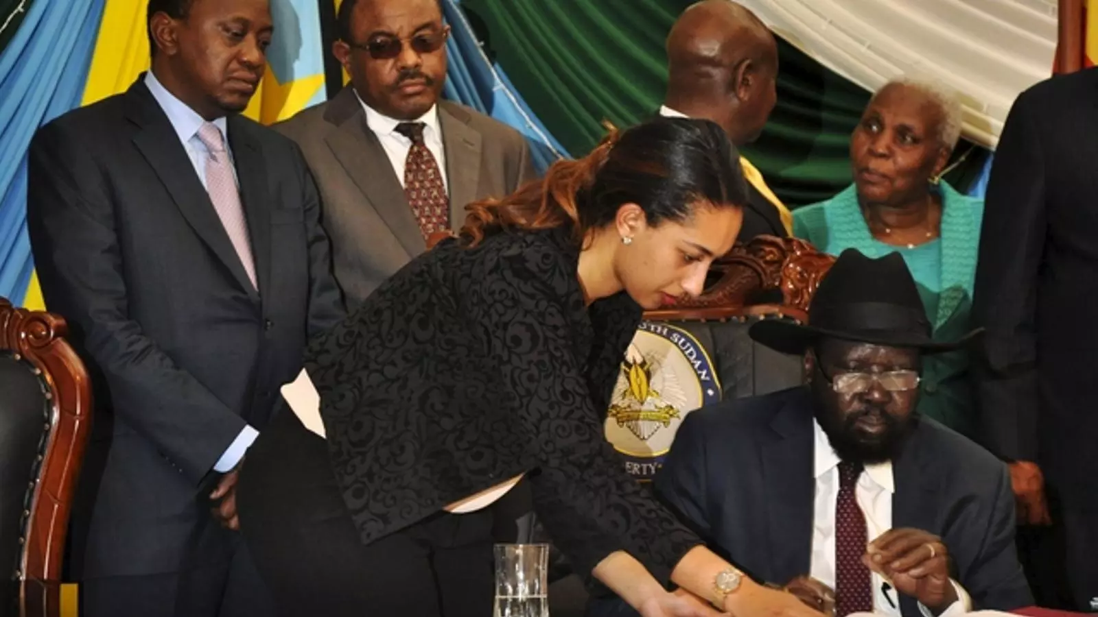 El president de Sudan del Sud, Salva Kiir, en el moment de signar l'acord de pau amb els rebels. JOK SOLOMUN/REUTERS
