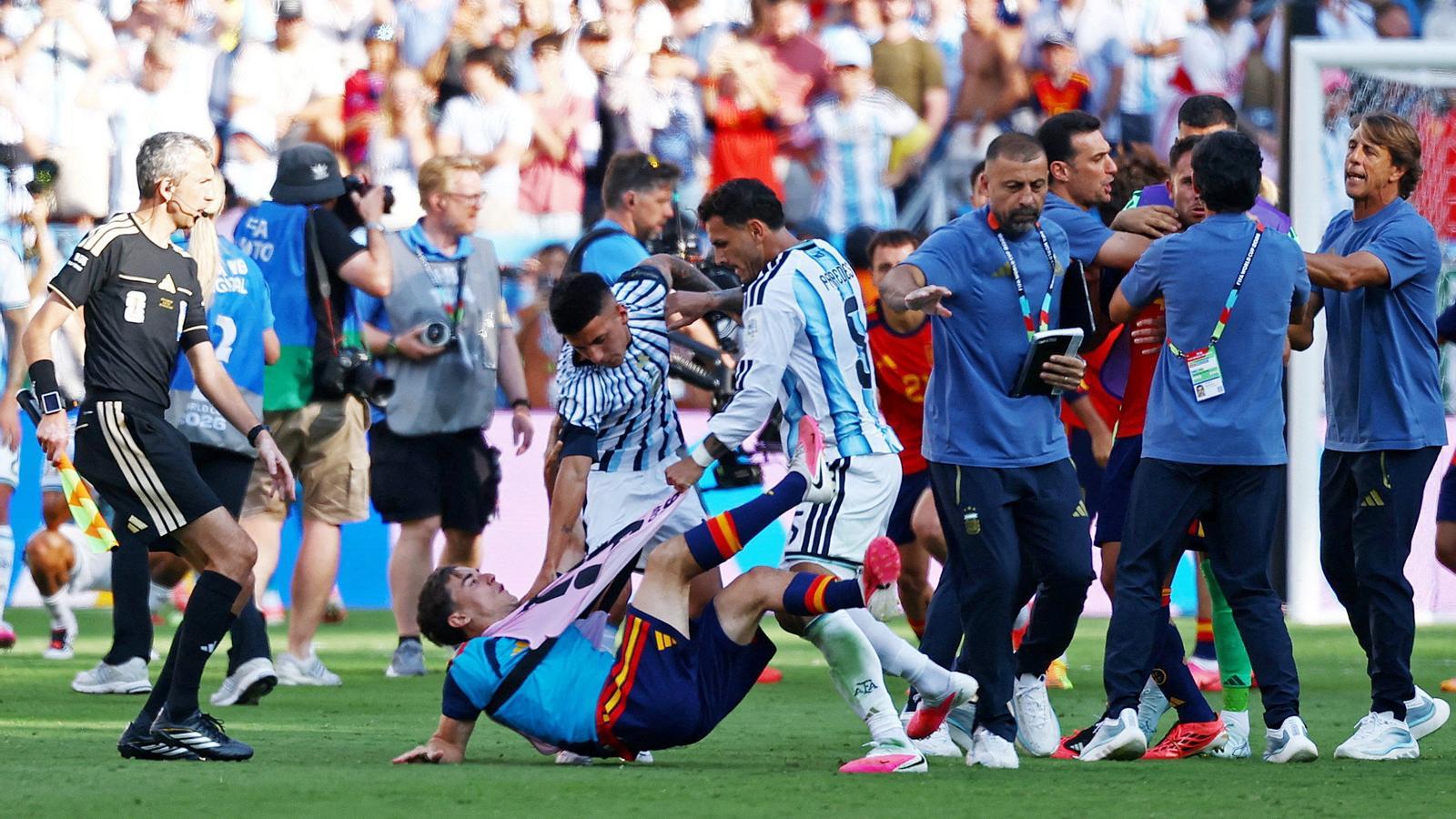 Gavi y Leandro Paredes se encaran después del pitido final de la final entre España y Argentina