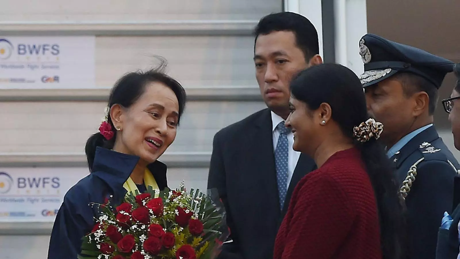 La presidenta de facto de Birmània i Nobel de la pau, Aung San Suu Kyi, ha sigut molt criticada per la neteja ètnica dels rohingyes.