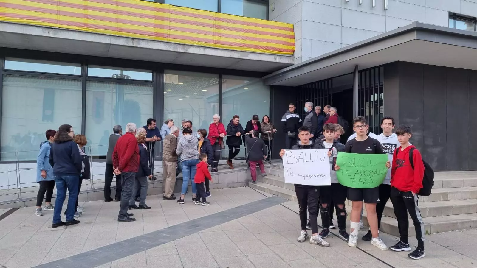 Un grup de veïns s'han concentrat aquest dilluns al vespre davant l'Ajuntament de Caldes de Malavella per donar suport a l'alcalde després del polèmic vídeo