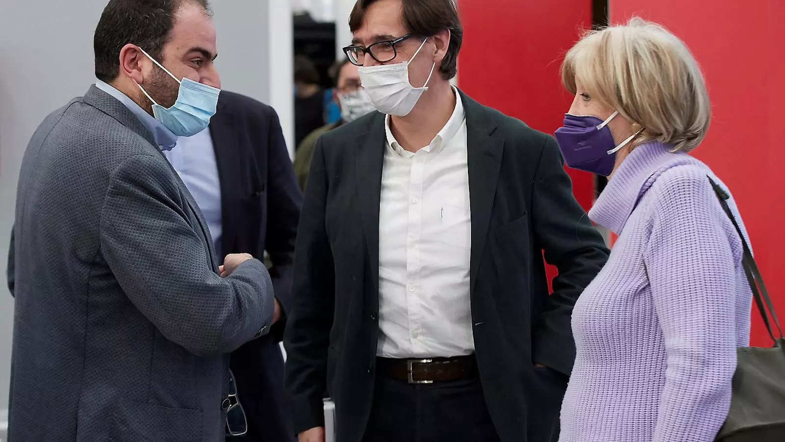 El líder del PSC, Salvador Illa, sábado con la ex consejera Irene Rigau y el presidente de SCC, Fernando Sánchez Costa.