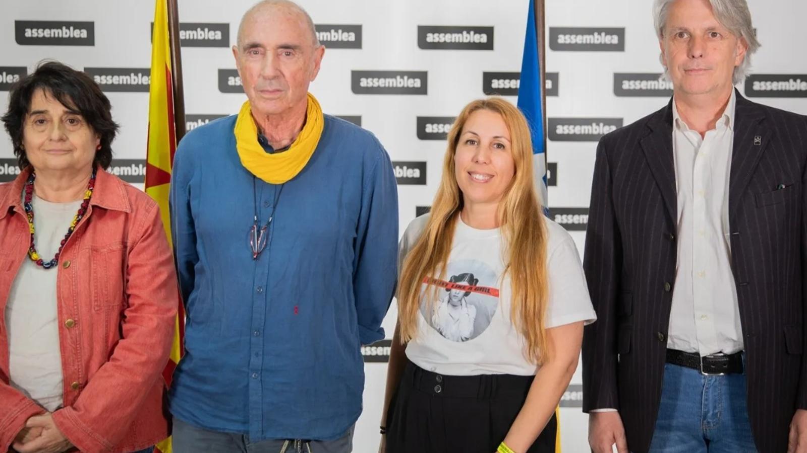 Valls, a la derecha, con la anterior dirección de la ANC presidida por Llach