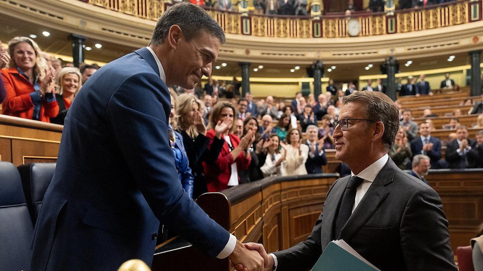Spanish President Pedro Sánchez and PP leader Alberto Núñez Feijóo greeting each other in the Congress of Deputies.