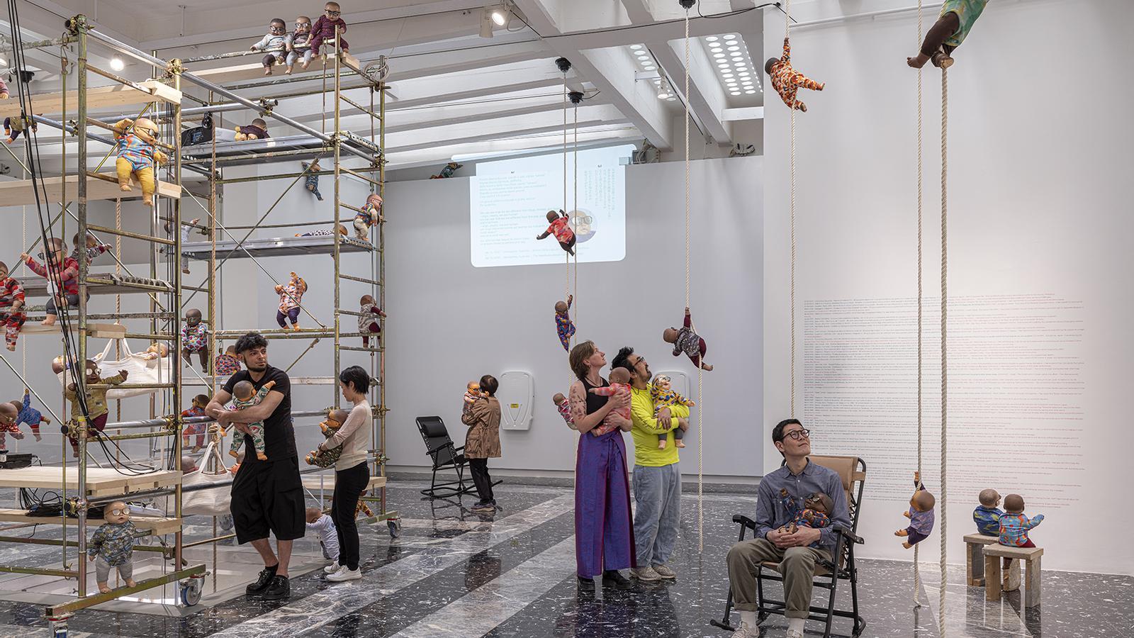 The protagonists of the Japanese pavilion of the 61st Venice Art Biennale are about 208 baby dolls that visitors can pick up and take for a walk with a stroller