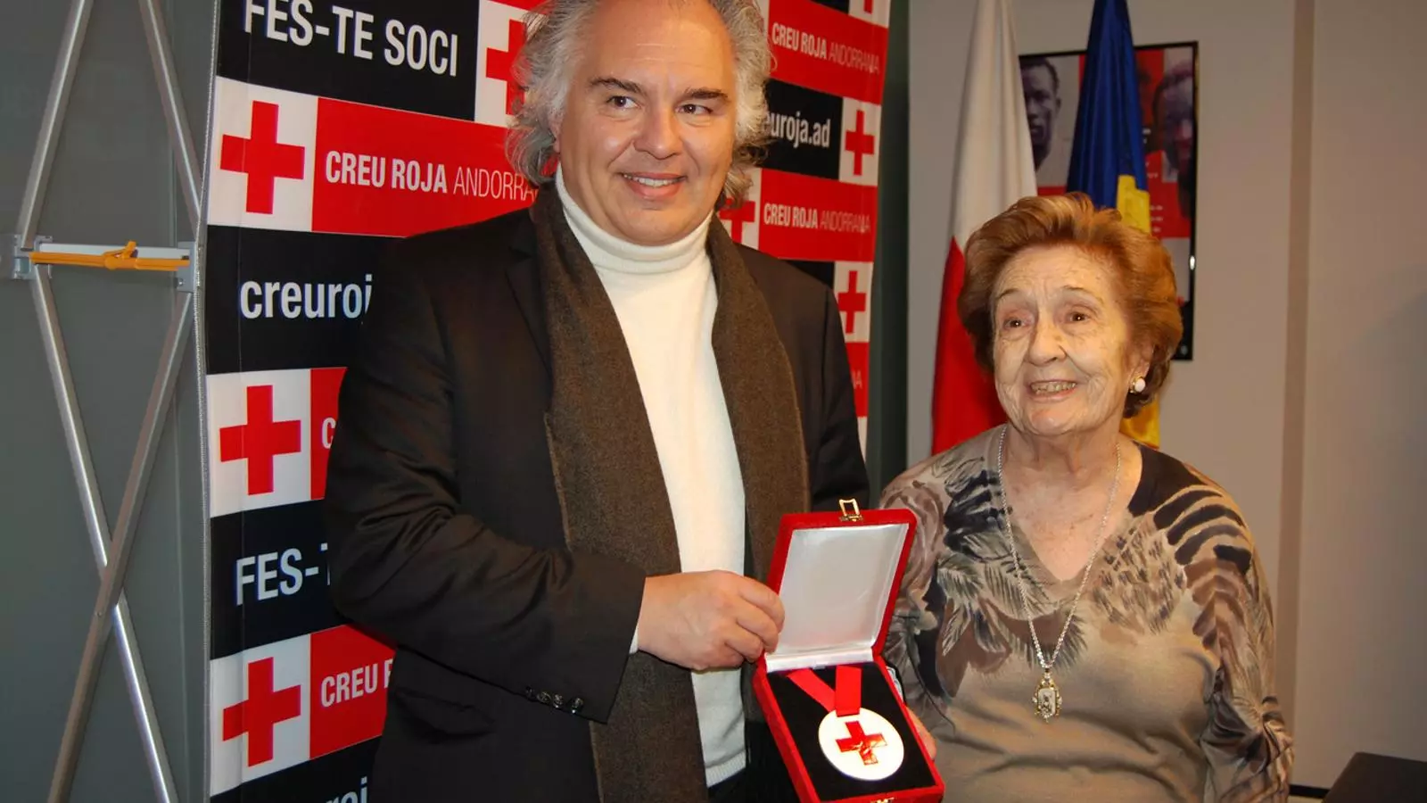 Josep Duró li lliura la medalla a la senyora Aristot.