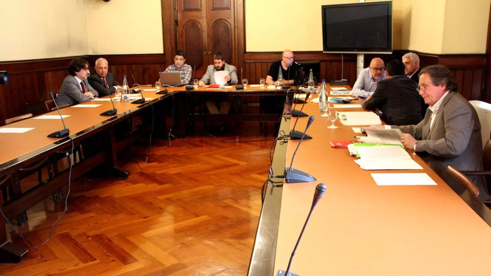 Els diputats que han assistit a l'inici de la reunió de la ponència de la llei electoral, al Parlament / ACN
