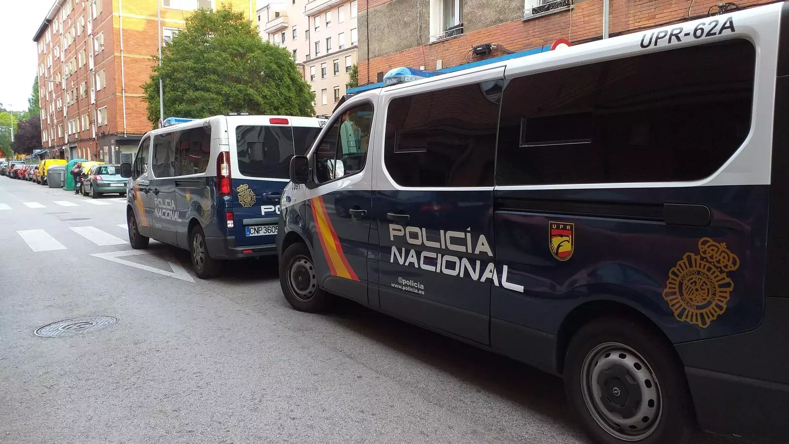 Imatge d'arxiu de dues furgones de la Policia Nacional a Gijón