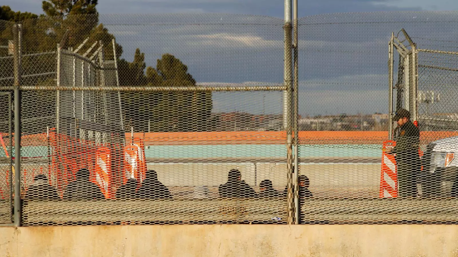 Immigrants detinguts a la frontera sud dels EUA amb Mèxic, on el president Trump declararà una emergència nacional.