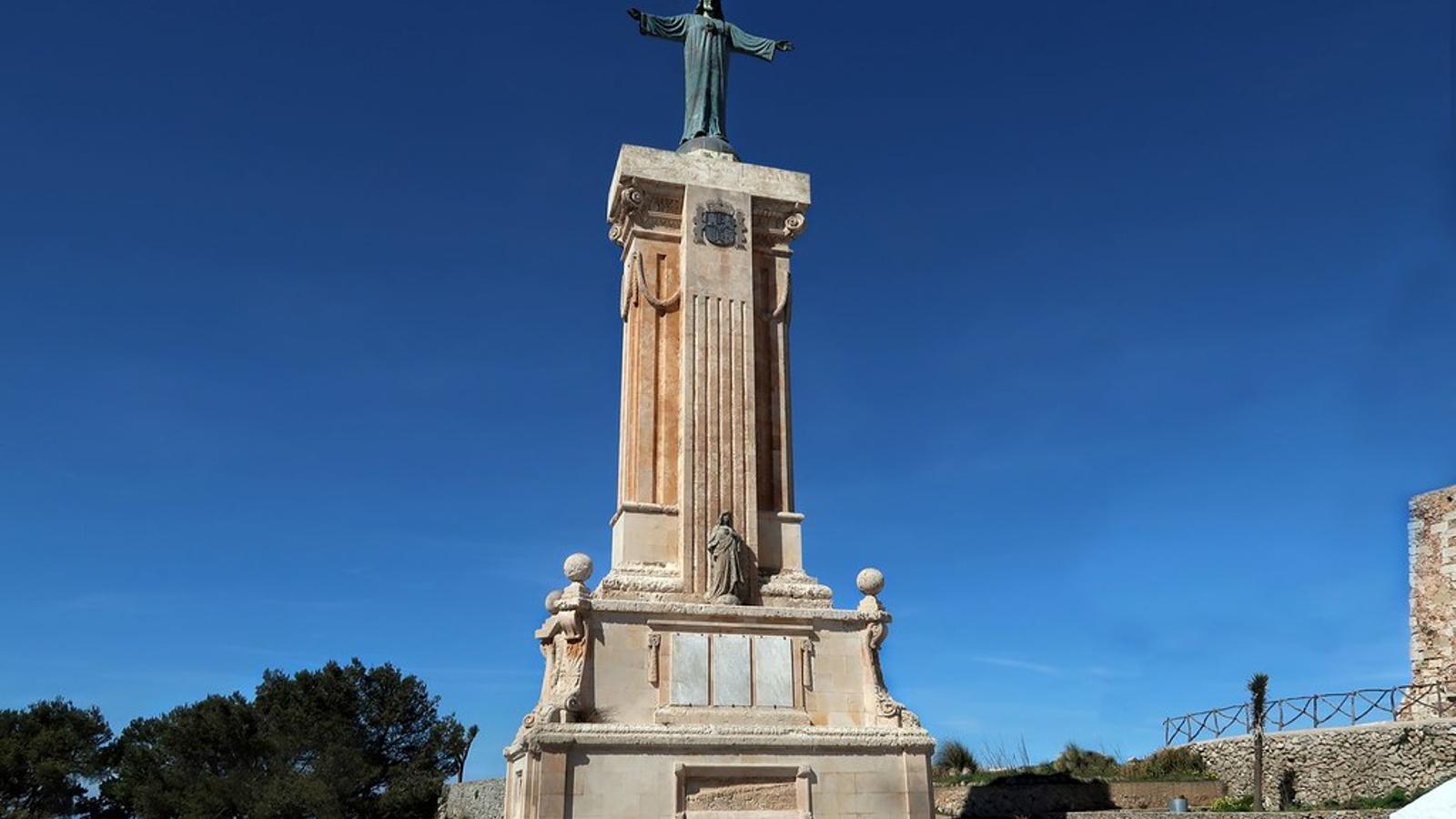 El monument s'alça en el cim del Monte Toro.