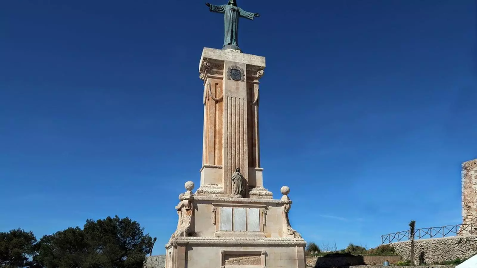 El monument s'alça en el cim del Monte Toro.
