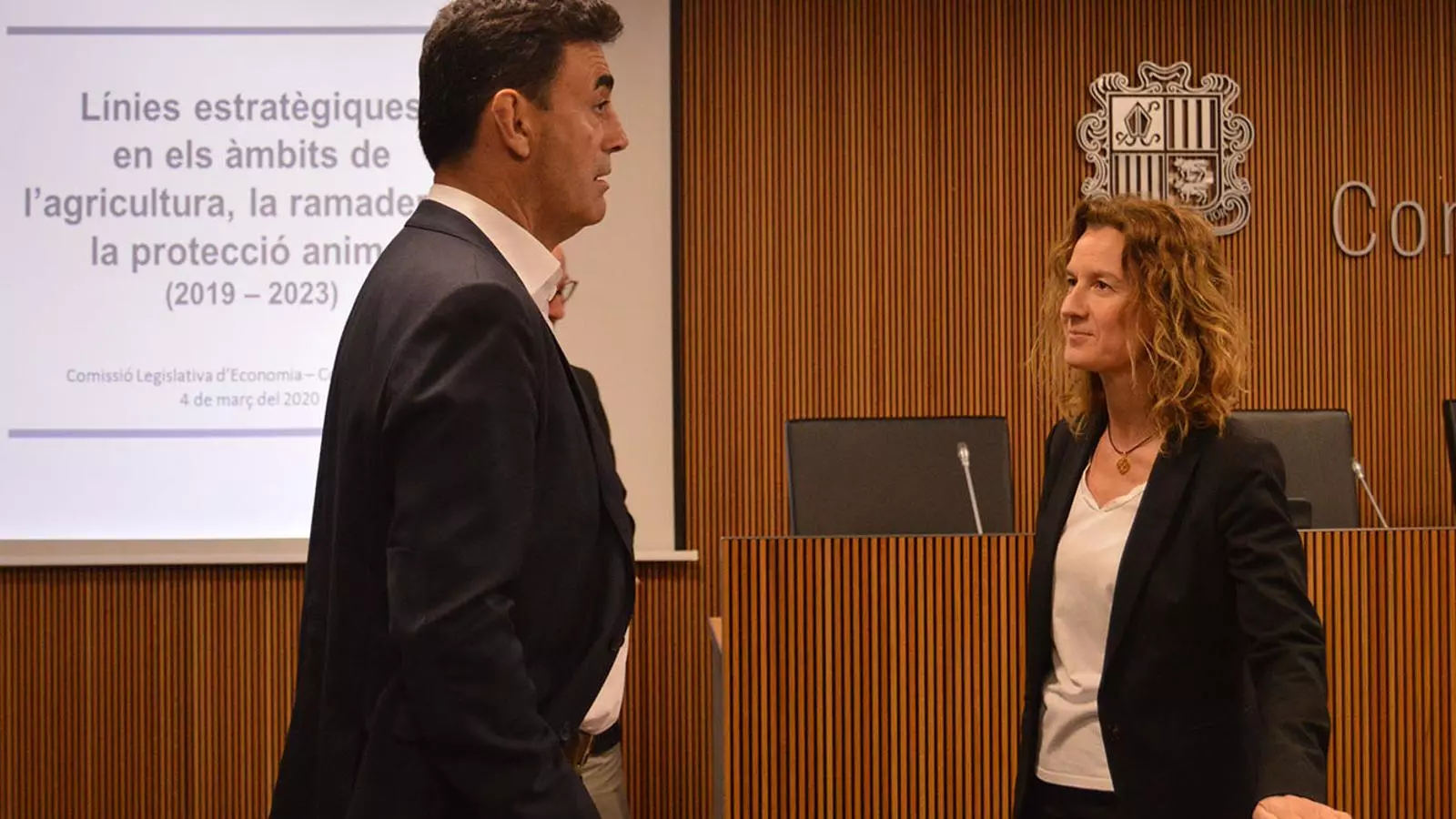 La ministra de Medi Ambient, Agricultura i Sostenibilitat, Sílvia Calvó, conversa amb el conseller de Ciutadans Compromesos Raul Ferré. / M. F. (ANA)