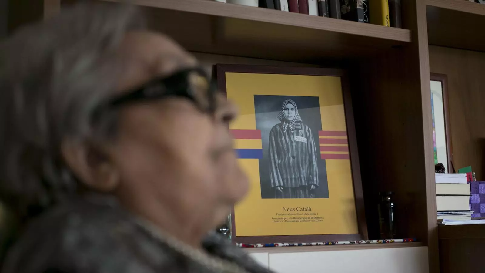 Neus Català a la seva habitació. De fons, el retrat amb el seu vestit de presonera, que es va fer a França, després de l’alliberament dels camps, “quan ja estava refeta” / CRISTINA CALDERER