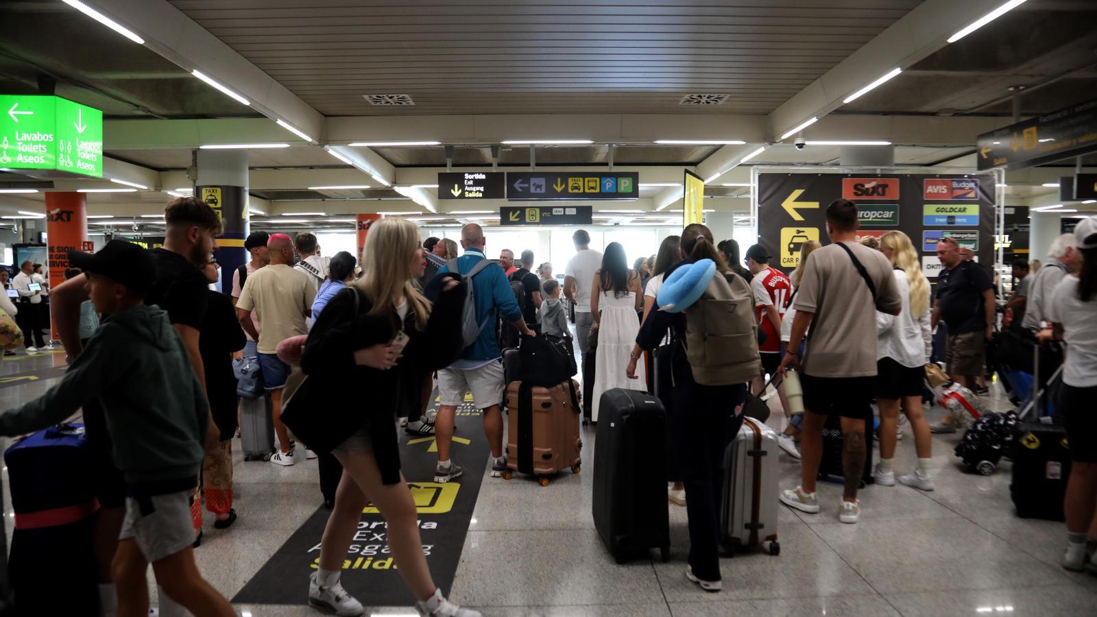 Turistas en el aeropuerto de Palma