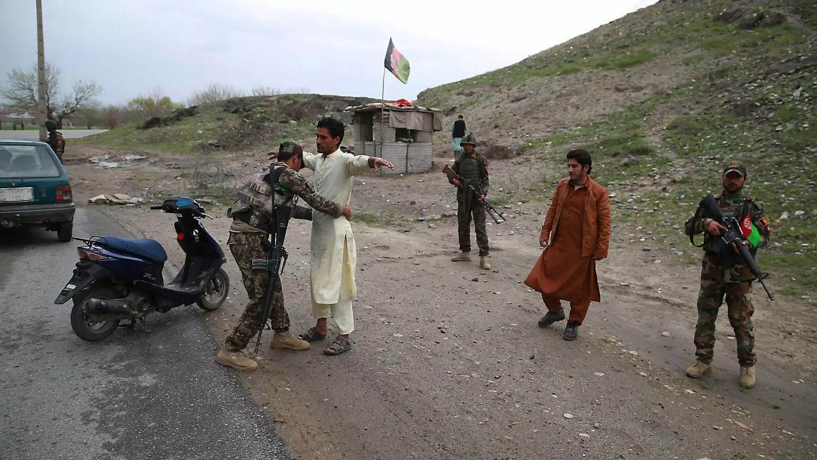 Un militar escorcolla un afganès a la província de Nangarhar, a l’est del país.