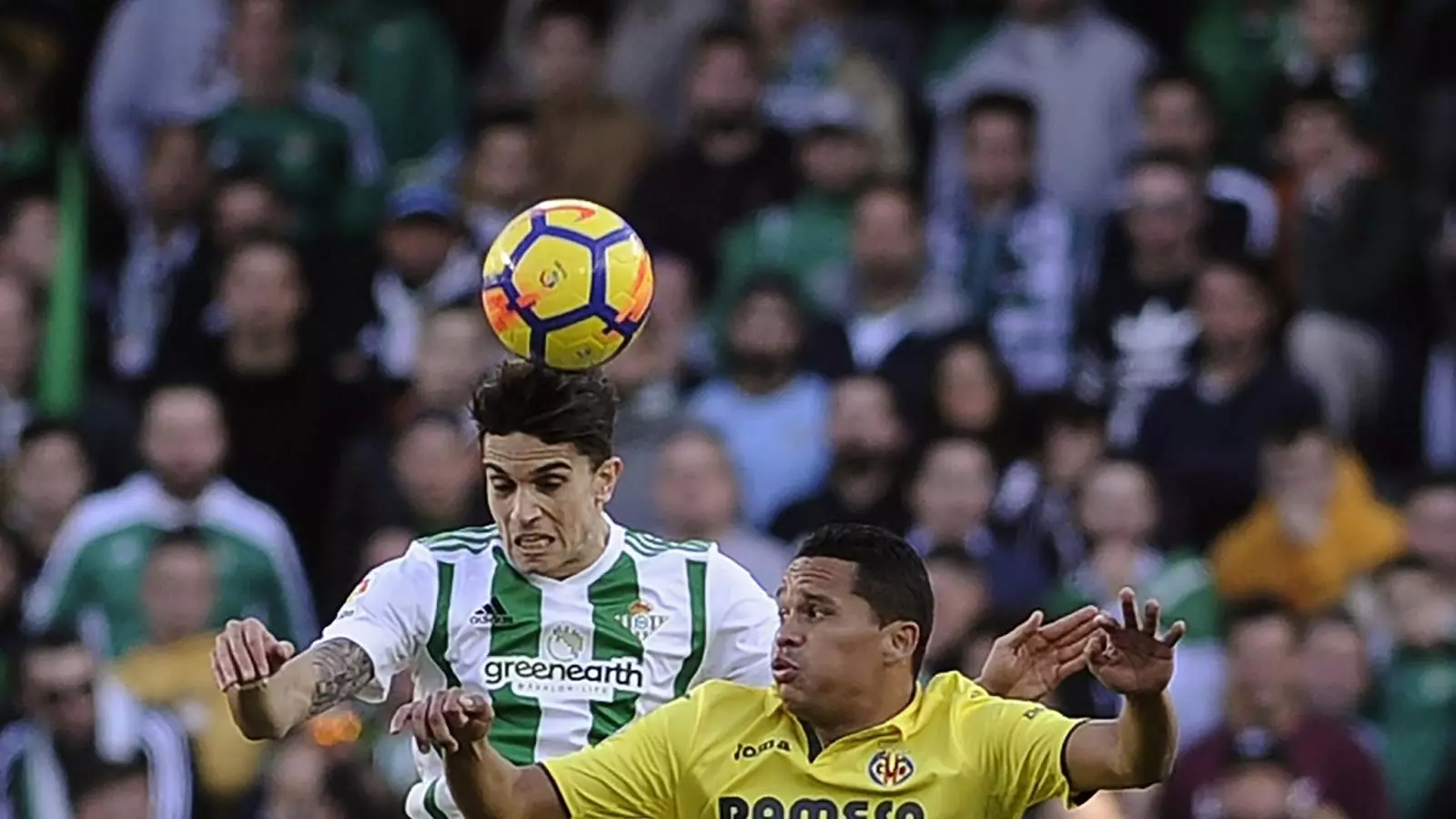 Marc Bartra i Carlos Bacca, durant el Betis - Vila-real