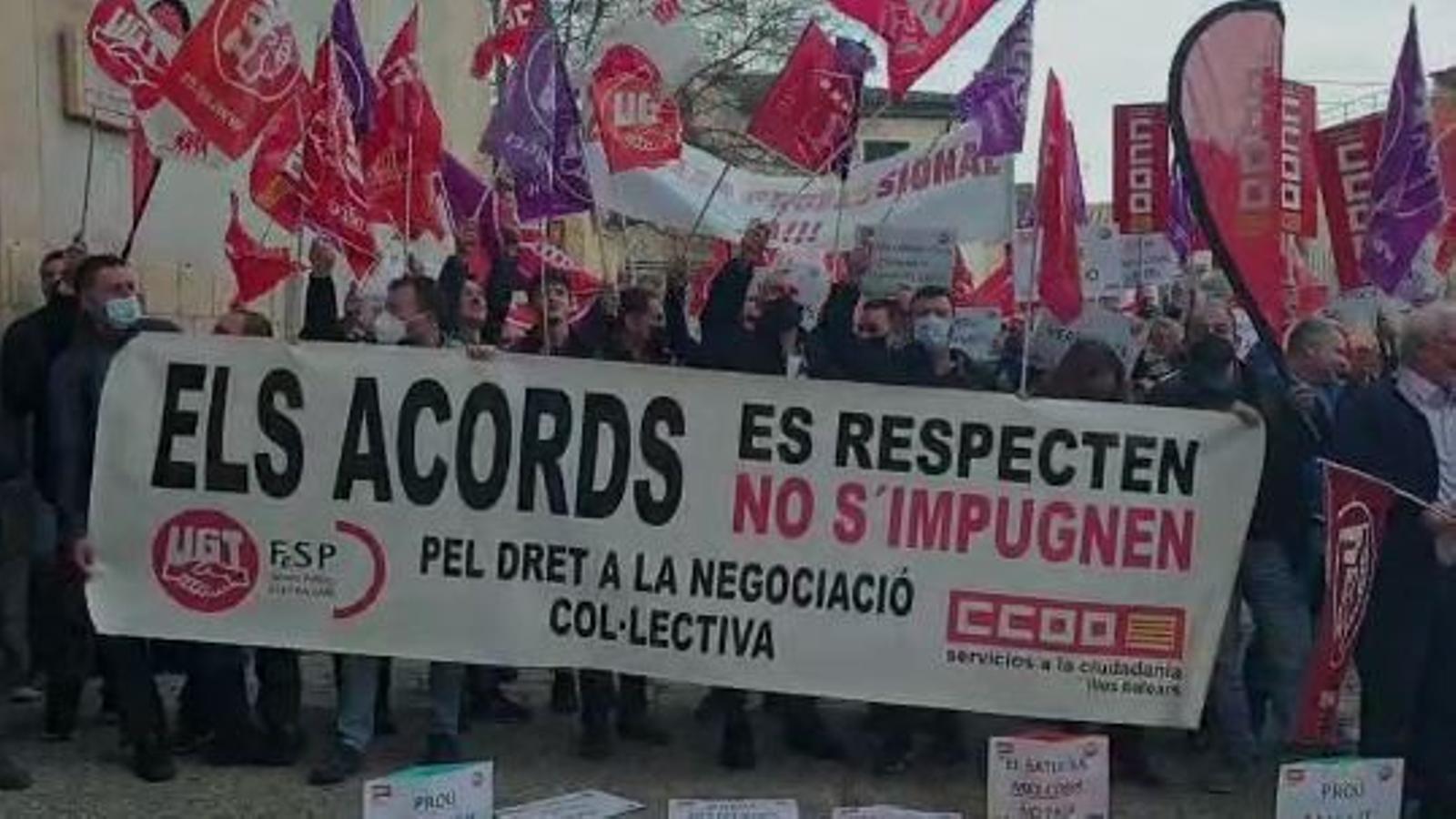 Funcionaris de l'Ajuntament de Pollença protesten durant el plenari