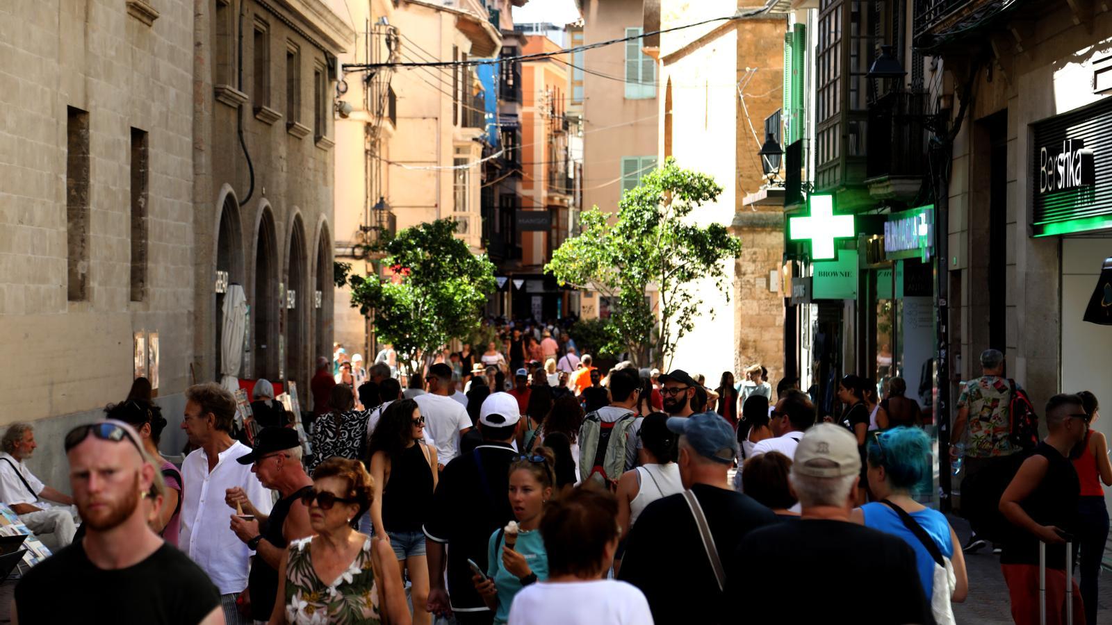 El centre de Palma, ple de gom a gom.