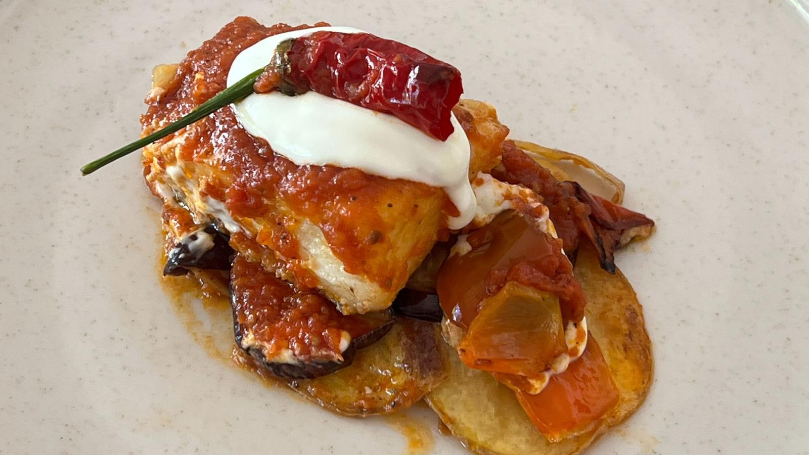 Bacalao al estilo mongil con hortalizas de verano.