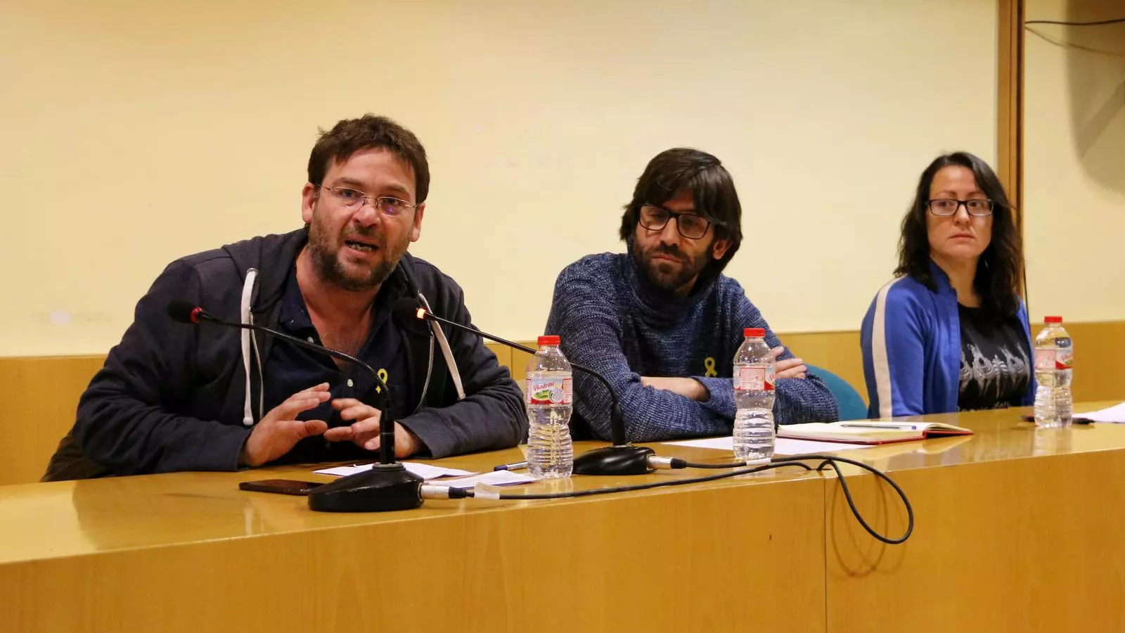 Albano Dante Fachín, de Som Alternativa; Guillem Fuster, de Poble Lliure; i Muriel Rovira, de Pirates de Catalunya, en roda de premsa de la coalició 'Front Republicà'
