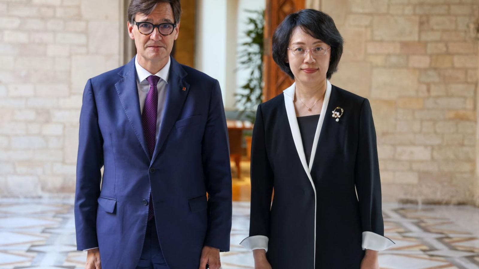 The President of the Generalitat (Catalan Government), Salvador Illa, with the Vice Governor of the Chinese province of Hubei, Chen Ping.