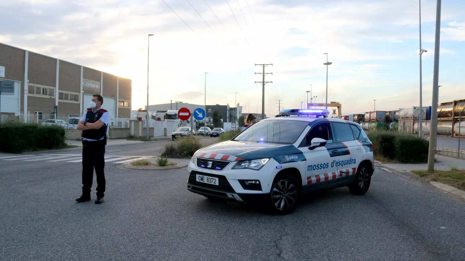 Agents dels Mossos d'Esquadra tallen el pas a la zona del polígon confinada per l'incendi
