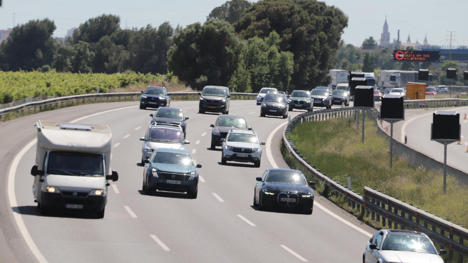 Vehicles crossing the Alt Penedès on the AP-7 on the return operation of the second Easter.
