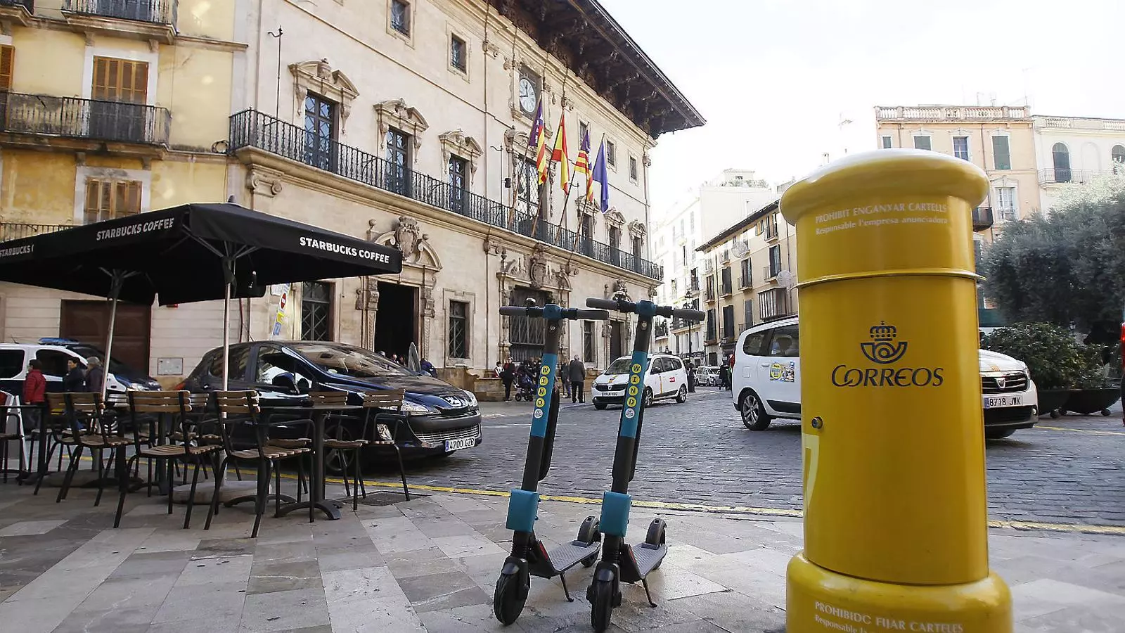Dos patinets elèctrics de lloguer de l’empresa Wind aparcats just davant Cort, tot i que el consistori assegura que és una activitat econòmica irregular.