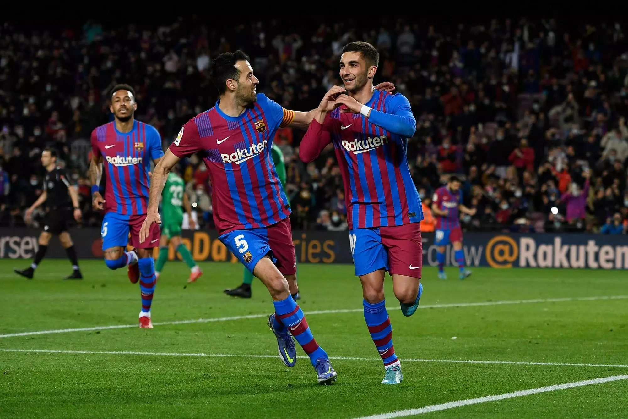 Ferran Torres celebra el seu gol de penal mentre Sergio Busquets el va a felicitar